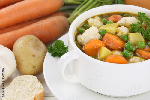 Gemüsesuppe Gemüse Suppe Nahaufnahme in Suppentasse Gericht