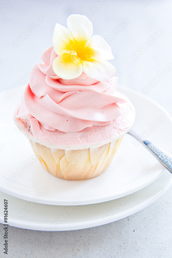 Cup cake with flower butter cream icing Cup cake with flower butter cream icing