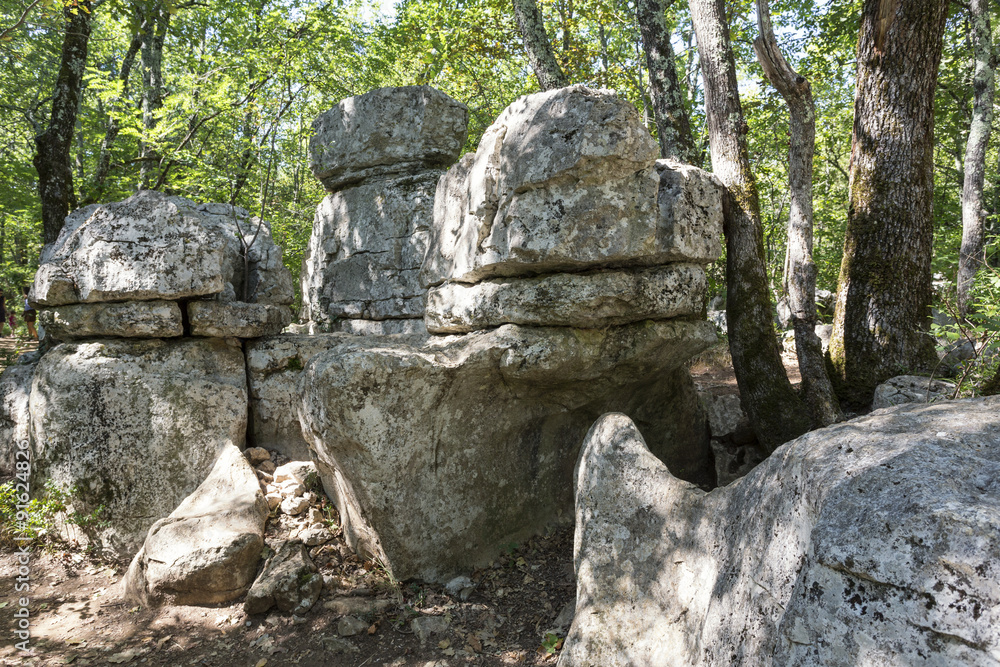 Gesteinsformationen im Bois de Paiolive, Frankreich