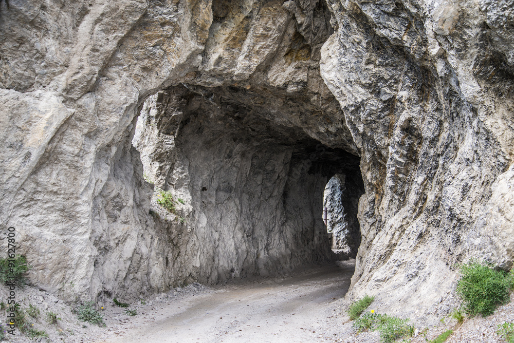 Felsiger Tunnel beim Kunkelspass