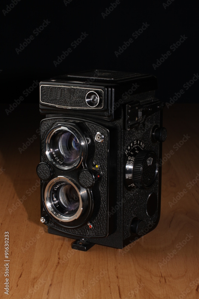 Double lens reflex camera - obrazy, fototapety, plakaty 