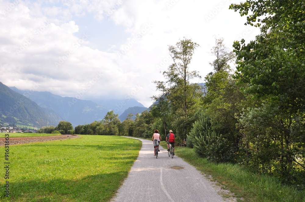 Obraz premium Urlauber auf dem Zillertalradweg