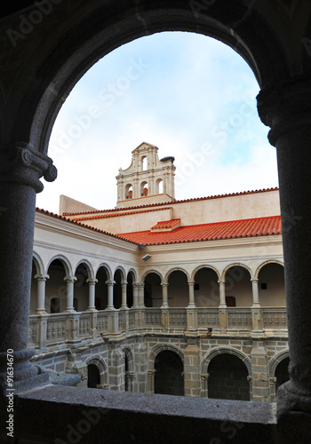 Claustro gótico, Conventual Santiaguista, Calera de León, provincia de Badajoz, España photo