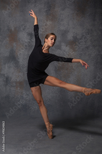 Young beautiful modern style dancer posing on a studio © master1305