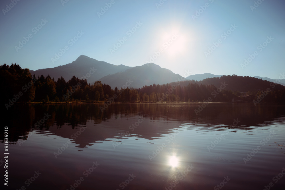 Kitzbüheler  Schwarzsee  im  Gegenlicht 