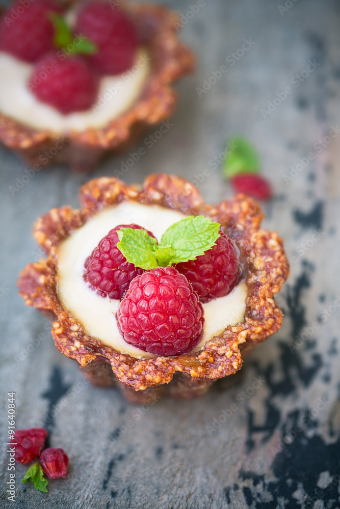 Mini tartelettes aux framboises, raw food. Mini tartelettes aux framboises, raw food.