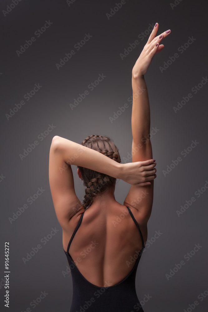 Naklejka premium Young beautiful modern style dancer posing on a studio
