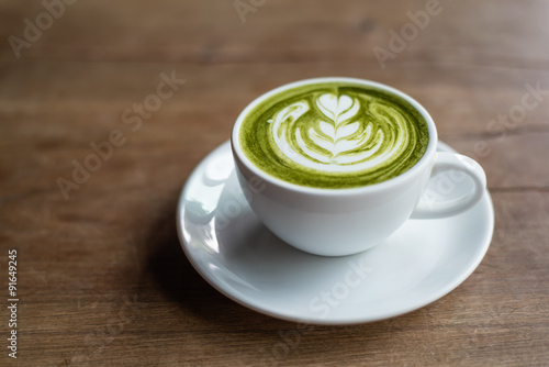 Photo matcha latte on wooden background