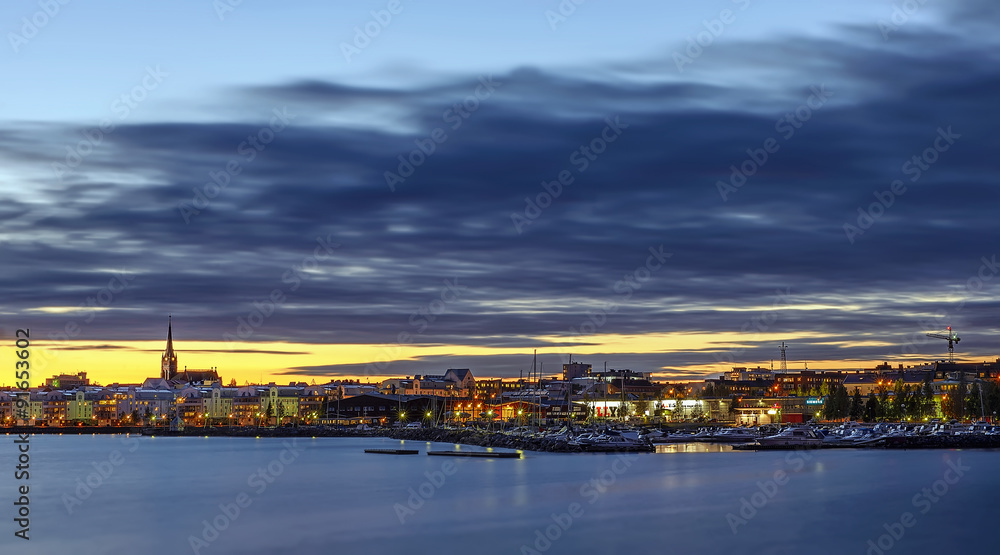 Fototapeta premium Sunset over a city on water