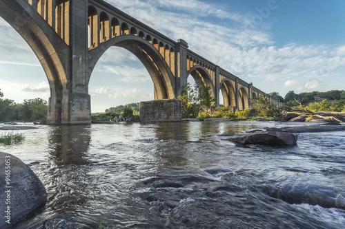 Obraz This concrete arch railroad bridge spanning the James River was built by the Atlantic Coast Line, Fredericksburg and Potomac Railroad in 1919 to route transportation of freight around Richmond, VA.