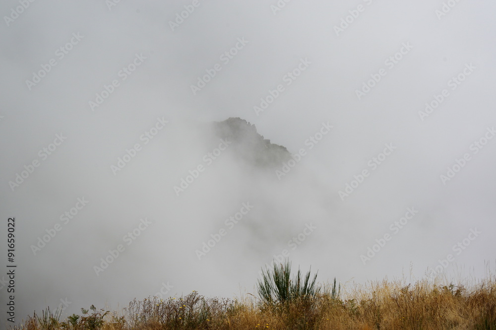 samotny szczyt górski wśród chmur (Madera)