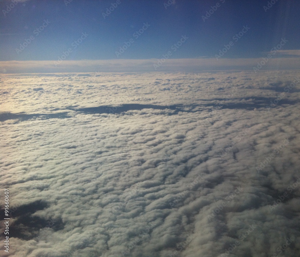 Volando por encima de las nubes