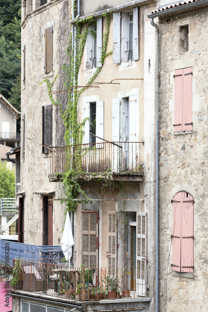 Fassade eines Wohnhauses mit Balkon, Frankreich