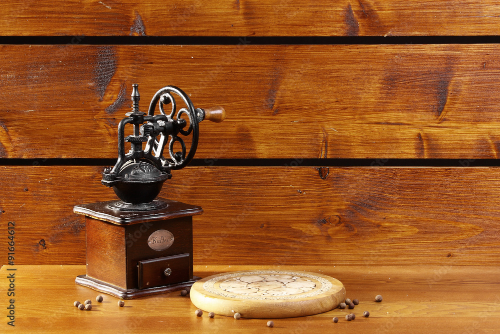 Fototapeta premium młynek do kawy na drewnianym tle