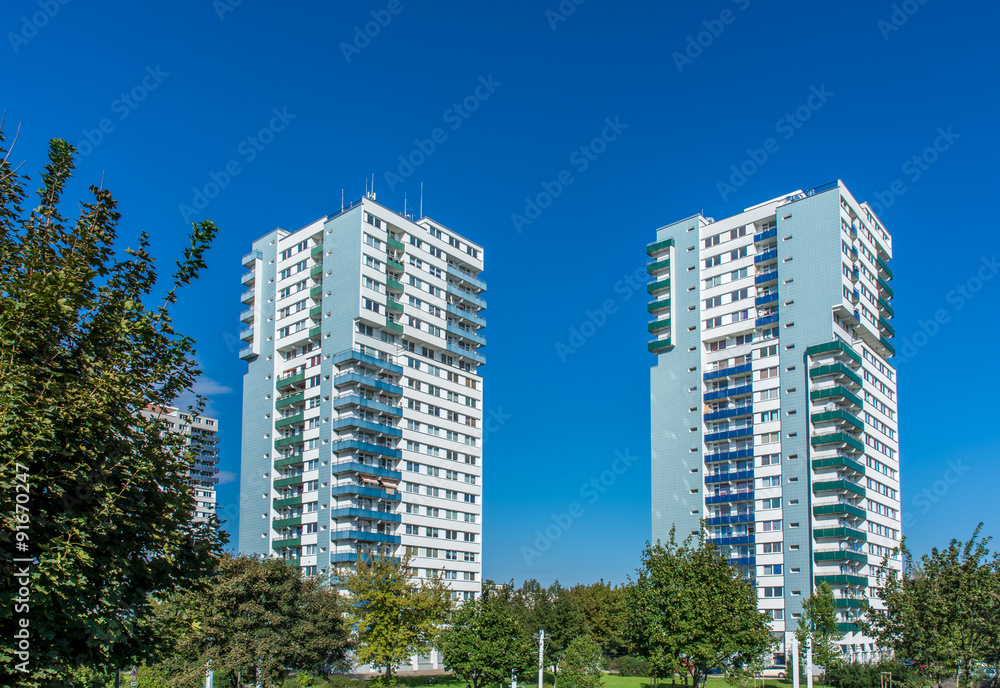 Zwei Hochhäuser im Stadtbild