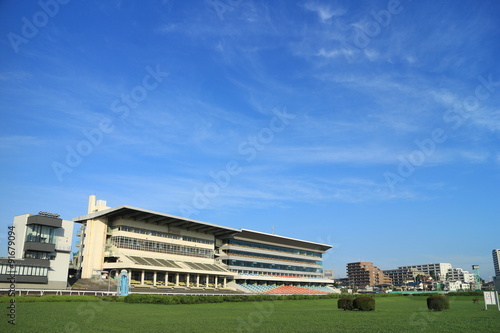 青空と競馬場
