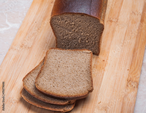 Нарезанная буханка чёрного Дарницкого хлеба