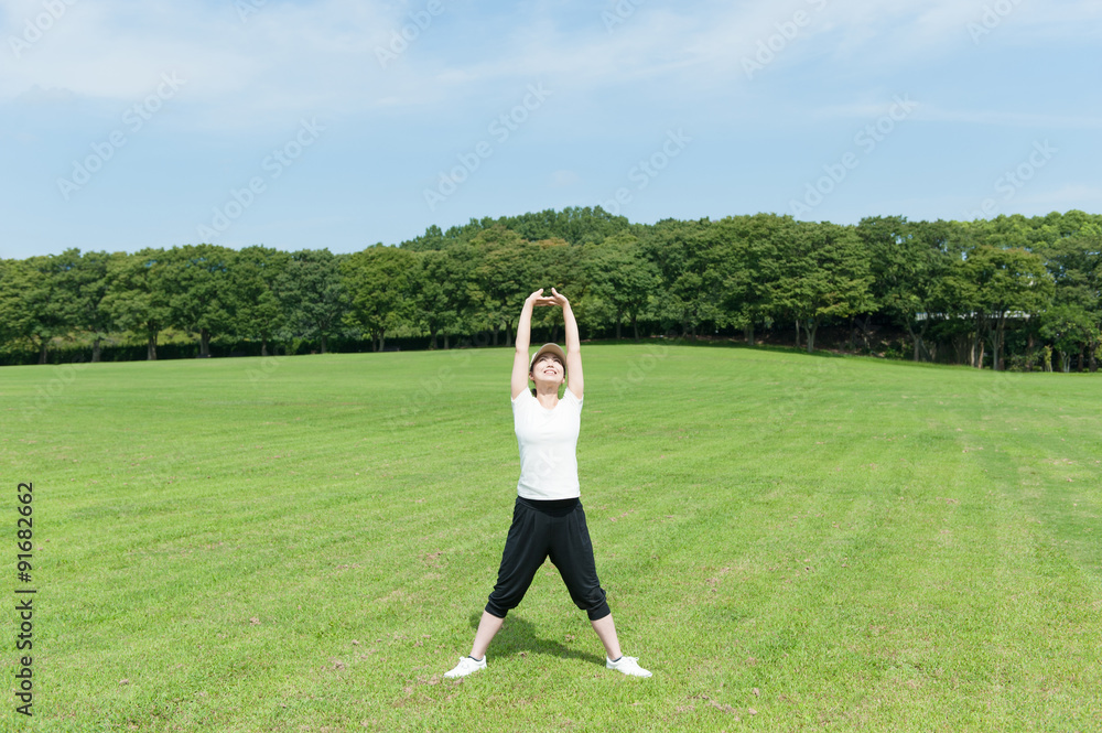 青空 背伸びをする女性