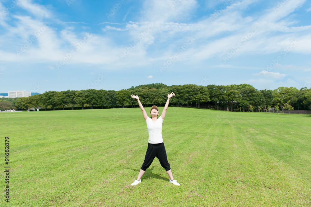 空に向かって手を広げる女性