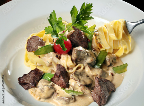 Italienische Tagliatelle mit Spitzen vom Rinderfilet photo