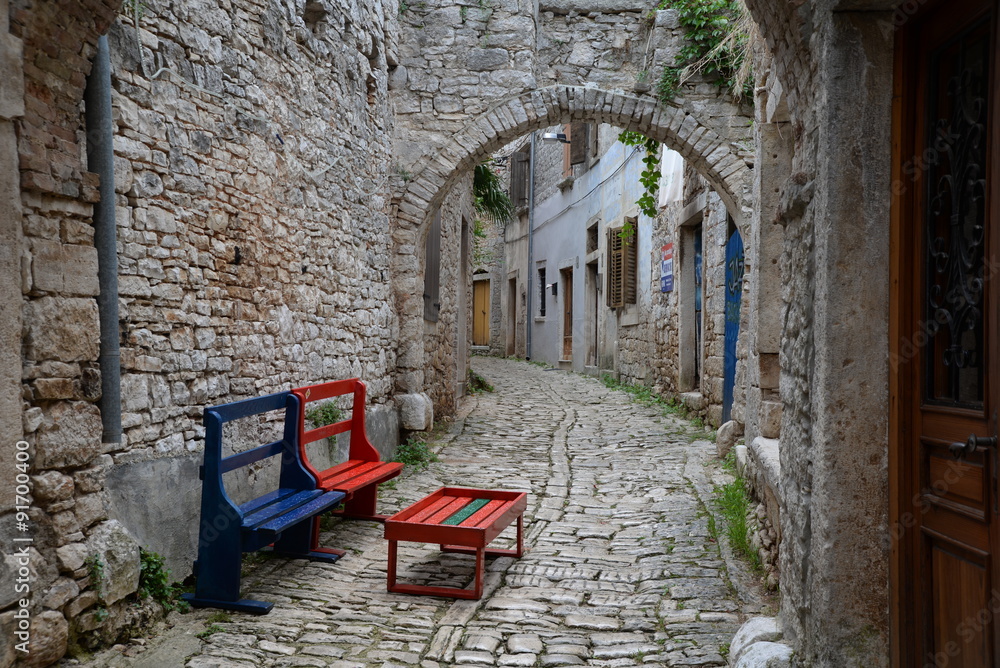 Fototapeta Aleja w starym mieście Bale, Istria, Chorwacja