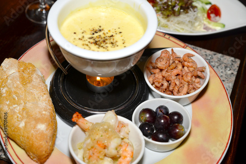 Käse-Fondue mit Krabben und Shrimps 
