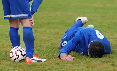 Papier peint photo Football Blessure au genou lors d'un match  © ALAIN VERMEULEN