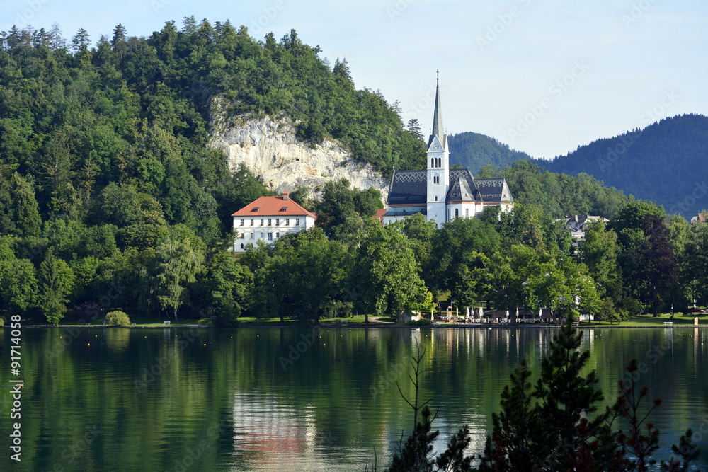 Iglesia en la orilla del lago Bled en los Alpes Julianos. Eslovenia 