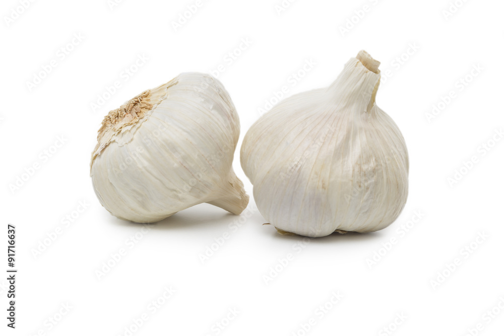 Obraz premium Garlic bulbs on white