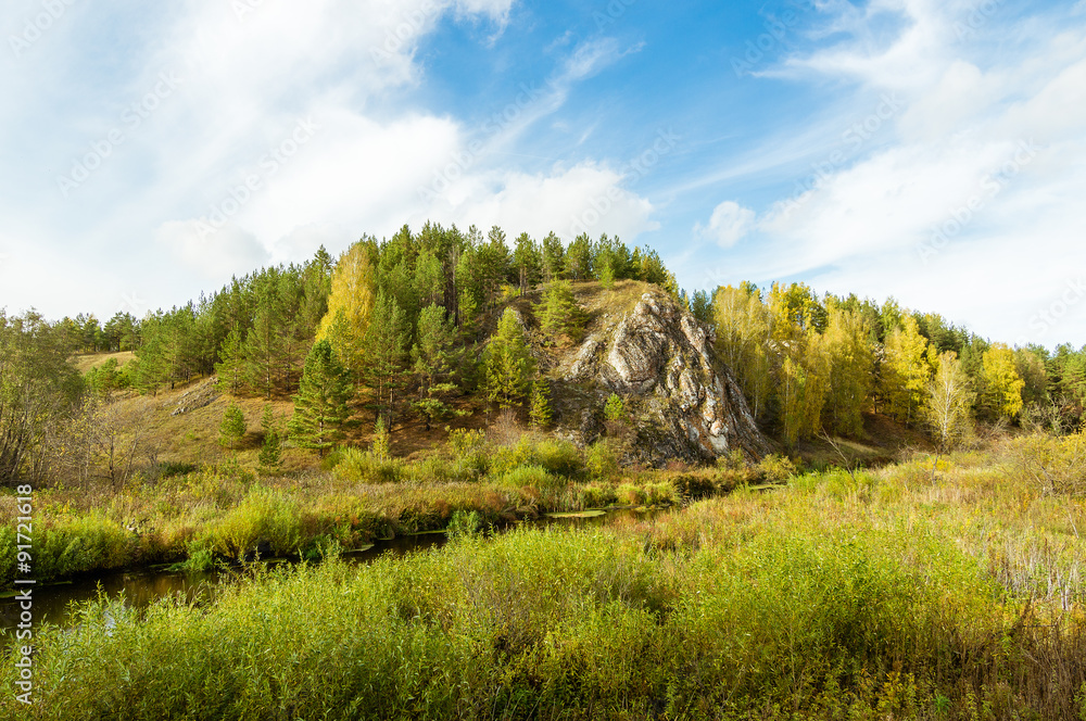 пейзаж со скалой возле реки осенью