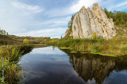 пейзаж со скалой возле реки осенью