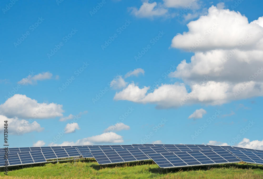 Solarkraftwerk unter blauem Sommerhimmel Solarkraftwerk unter blauem Sommerhimmel