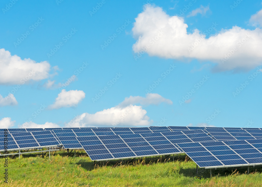Solarkraftwerk unter blauem Sommerhimmel Solarkraftwerk unter blauem Sommerhimmel
