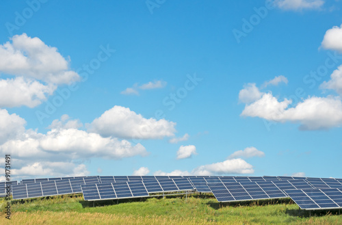 Solarkraftwerk unter blauem Sommerhimmel