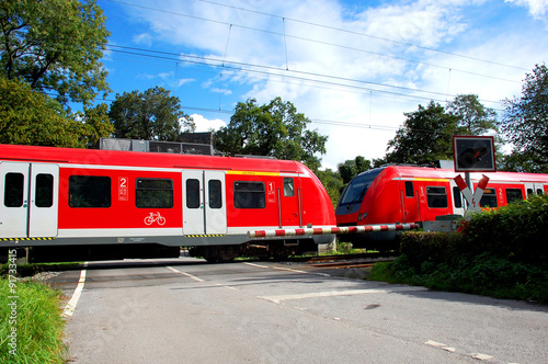 Bahnübergang, Schranke geschlossen wegen Durchfahrt eines Zuges