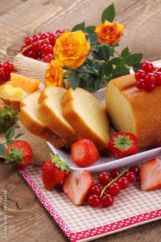 Plum cake e frutti rossi photo