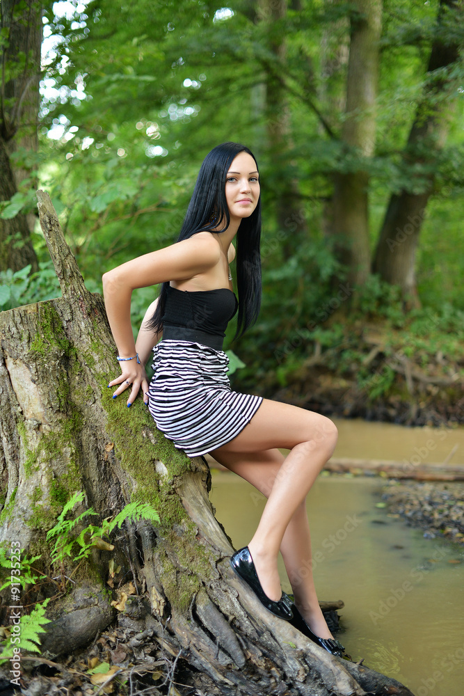 belle femme dans la forêt belle femme dans la forêt