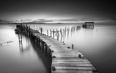 Fotobehang Pier Vredige oude pier in rust  © Henrique Silva