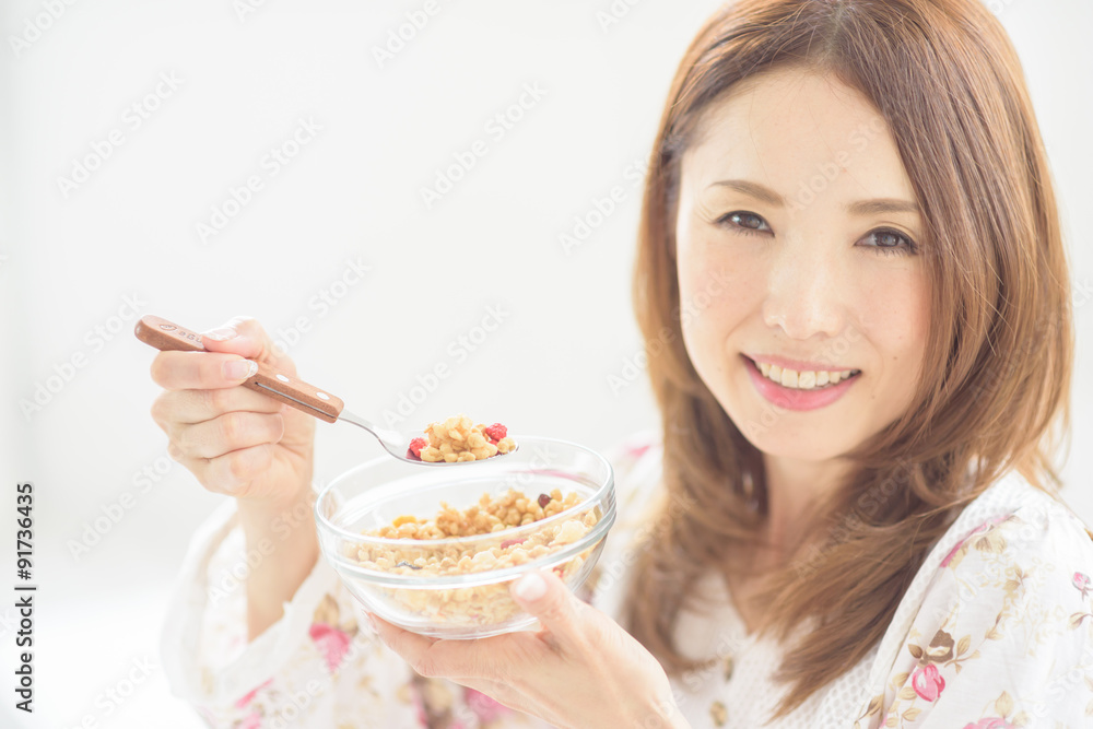 朝食中の綺麗な40代日本人女性 朝食中の綺麗な40代日本人女性