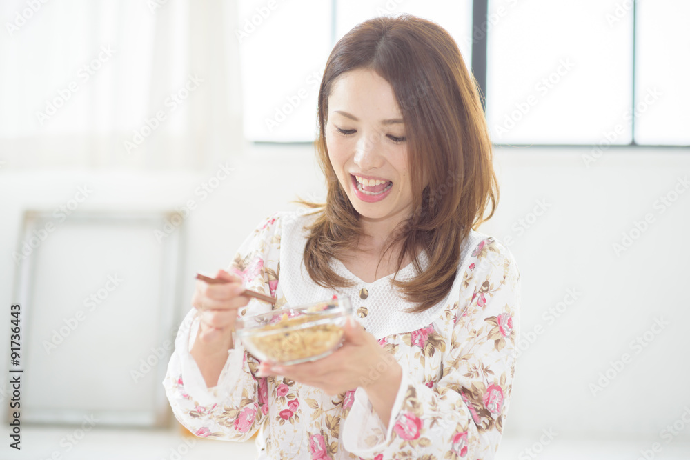 朝食中の綺麗な40代日本人女性