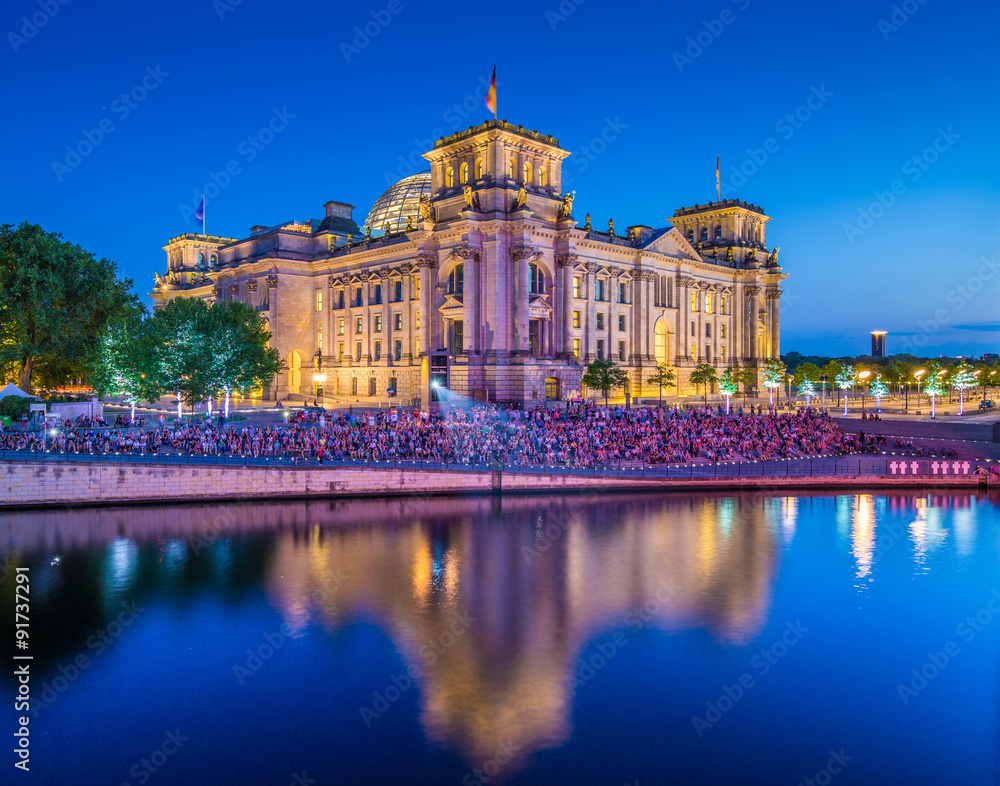 Fototapeta premium Reichstag building with Spree river at dusk, Berlin, Germany