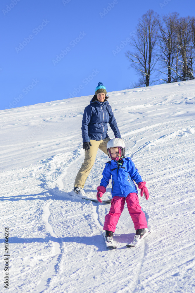 Ski-Nachwuchs mit der Mama auf der Piste