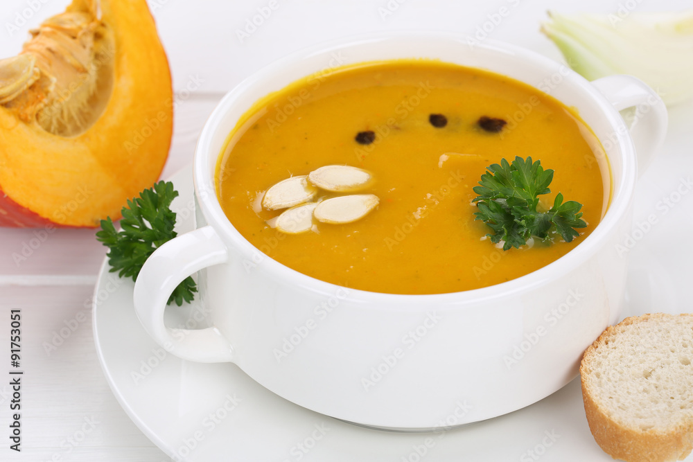 Kürbissuppe Kürbis Suppe Kürbiscremesuppe mit Baguette Kürbissuppe Kürbis Suppe Kürbiscremesuppe mit Baguette