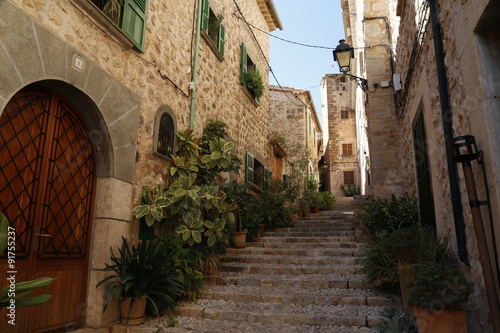 Fototapeta Naklejka Na Ścianę i Meble -  Mallorca mountains historic town