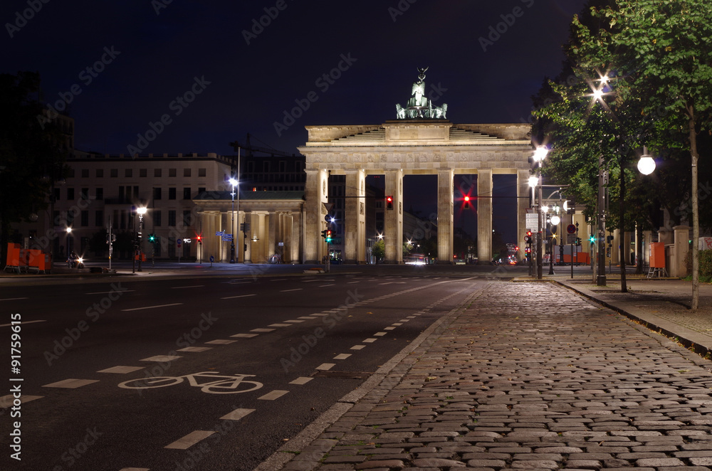 Fototapeta premium rückseite des brandenburger tor bei nacht