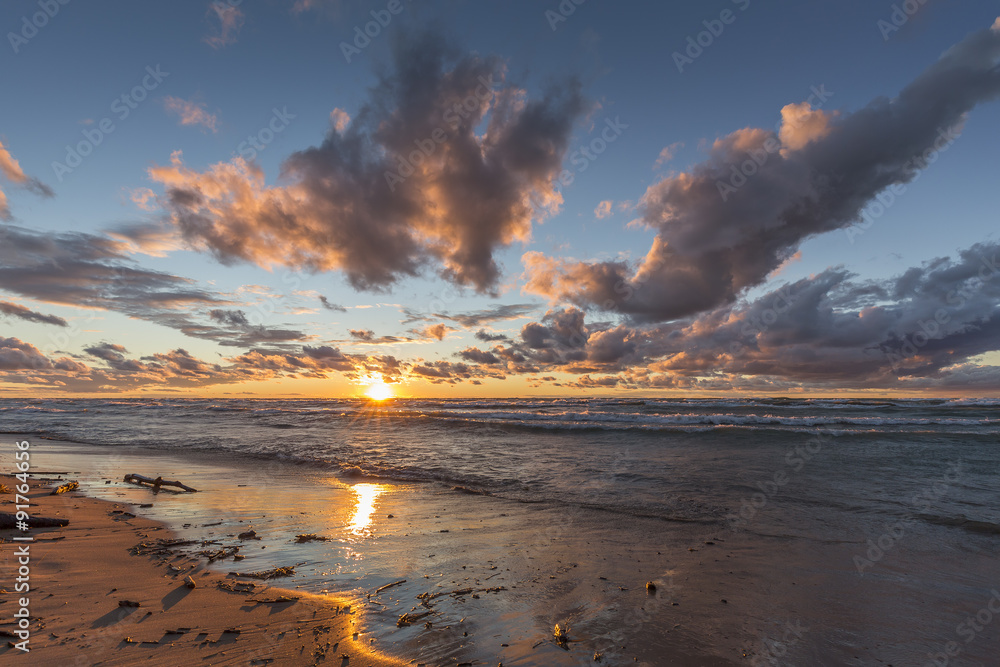 Obraz premium Lake Huron Beach at Sunset in Pinery Provincial Park - Grand Bend, Ontario 