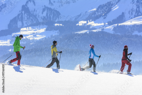 Schneeschuh-Wanderung im Gebirge photo