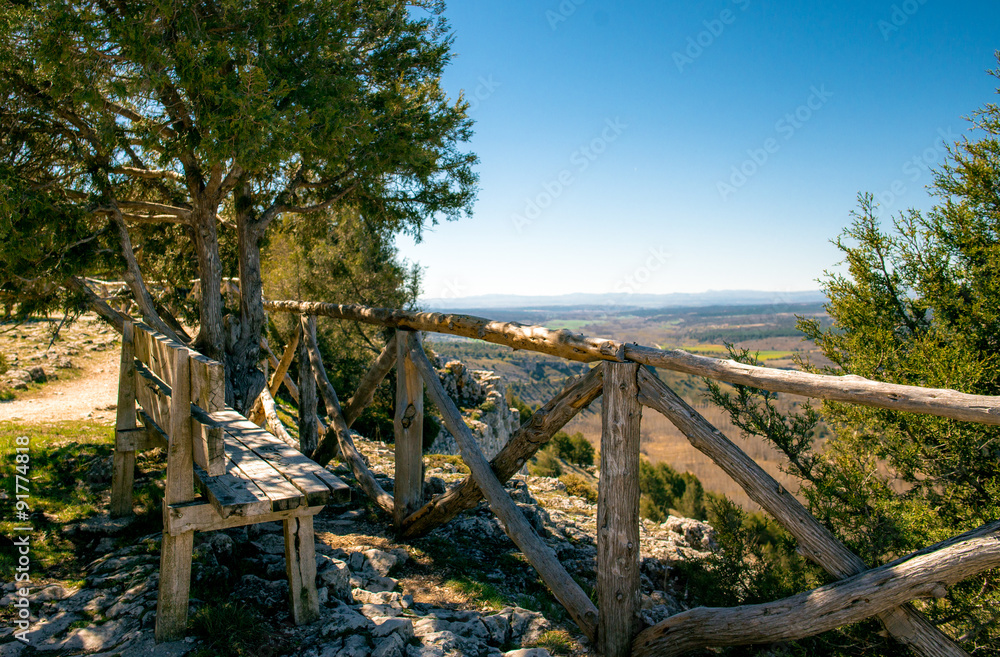 Banco de madera en mirador al paisaje