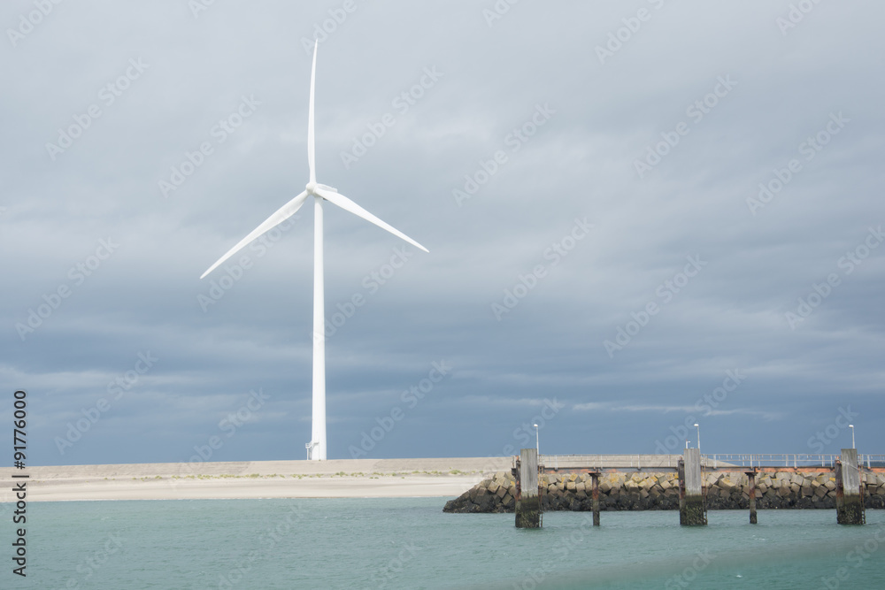 Windkraftanlage am Meer