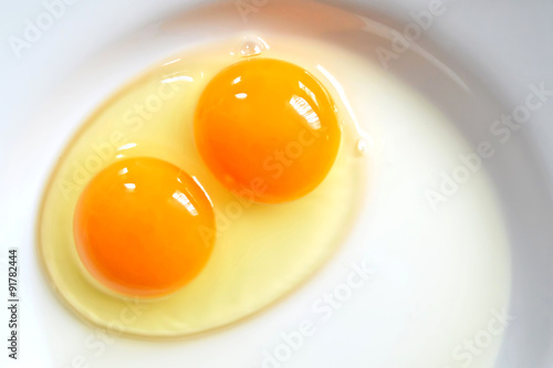 Fotografia Raw two-yolk egg on the plate